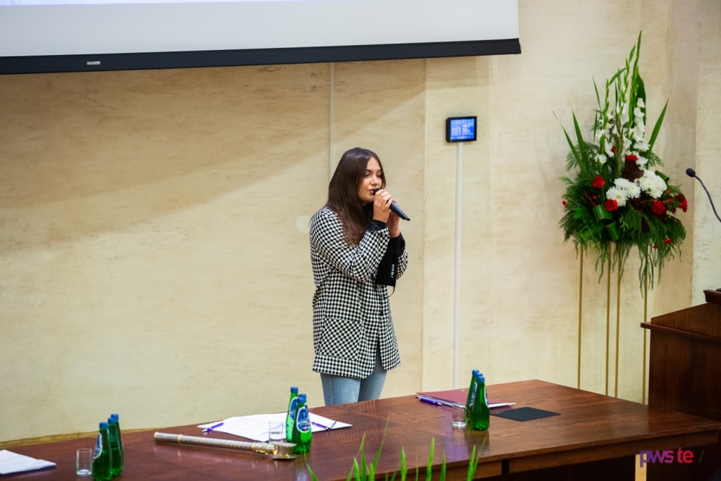 Kobieta z mikrofonem podczas inauguracji roku akademickiego 2020/2021