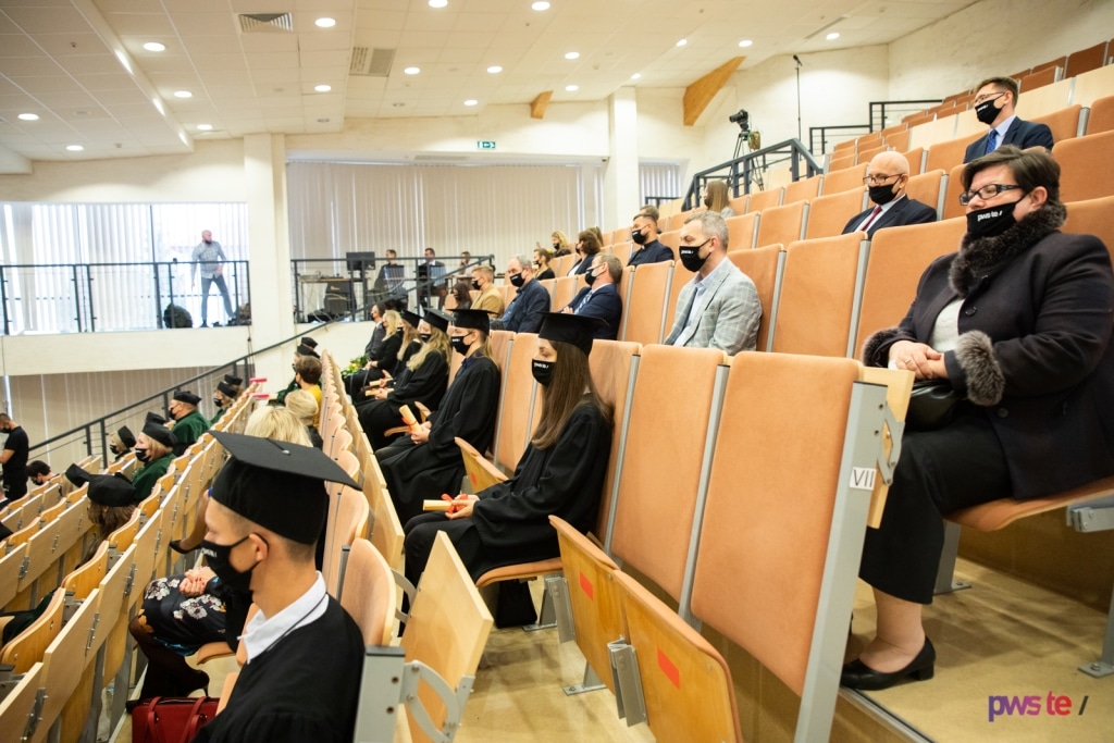 Inauguracja 2020/2021: studenci w togach na sali wykładowej.