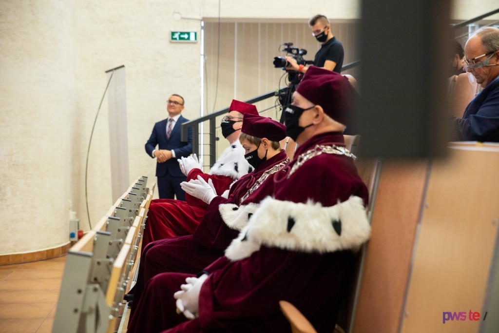 Inauguracja 2020/2021: Uczestnicy w togach podczas uroczystości akademickiej.