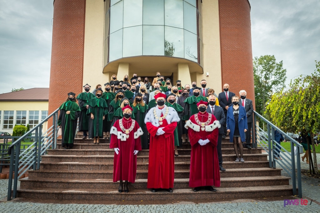 Inauguracja roku akademickiego 2020/2021 – grupa profesorów w togach na schodach