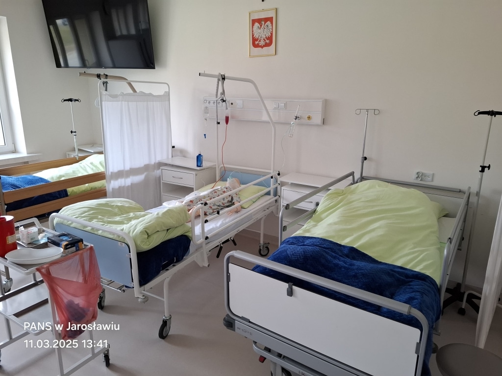 Baza dydaktyczna PANS w Jarosławiu: sala z łóżkami szpitalnymi.
