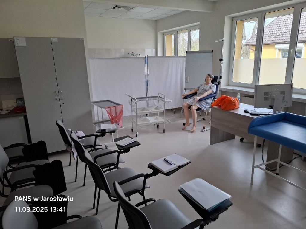 Sala dydaktyczna PANS w Jarosławiu z manekinem i sprzętem medycznym
