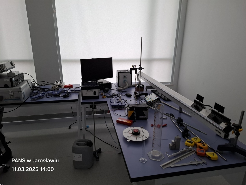 Laboratorium PANS w Jarosławiu: sprzęt dydaktyczny, probówki, komputer