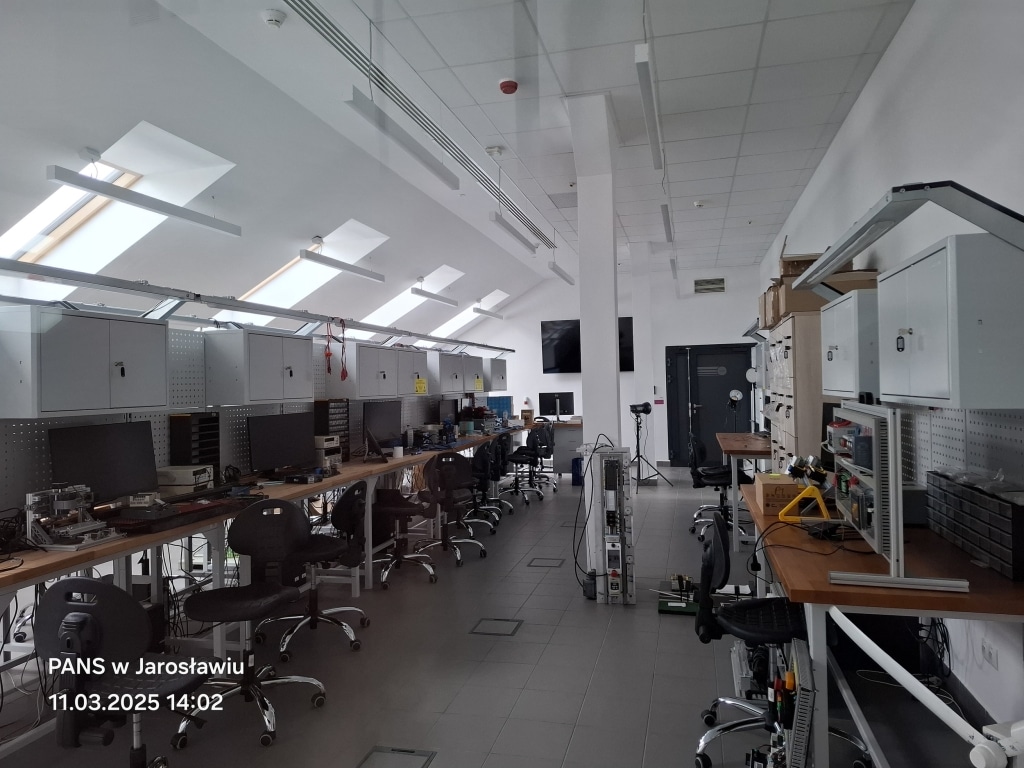 Nowoczesna baza dydaktyczna PANS w Jarosławiu z pracowniami technicznymi.