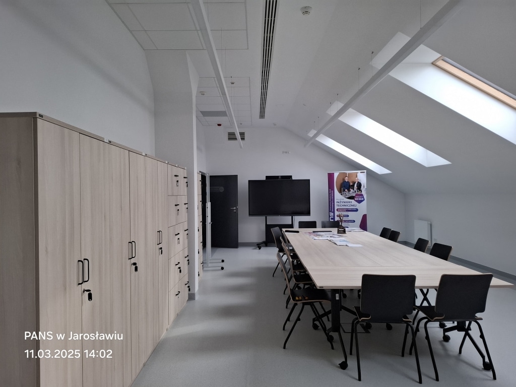 Nowoczesna sala dydaktyczna PANS w Jarosławiu z szafkami i stołem